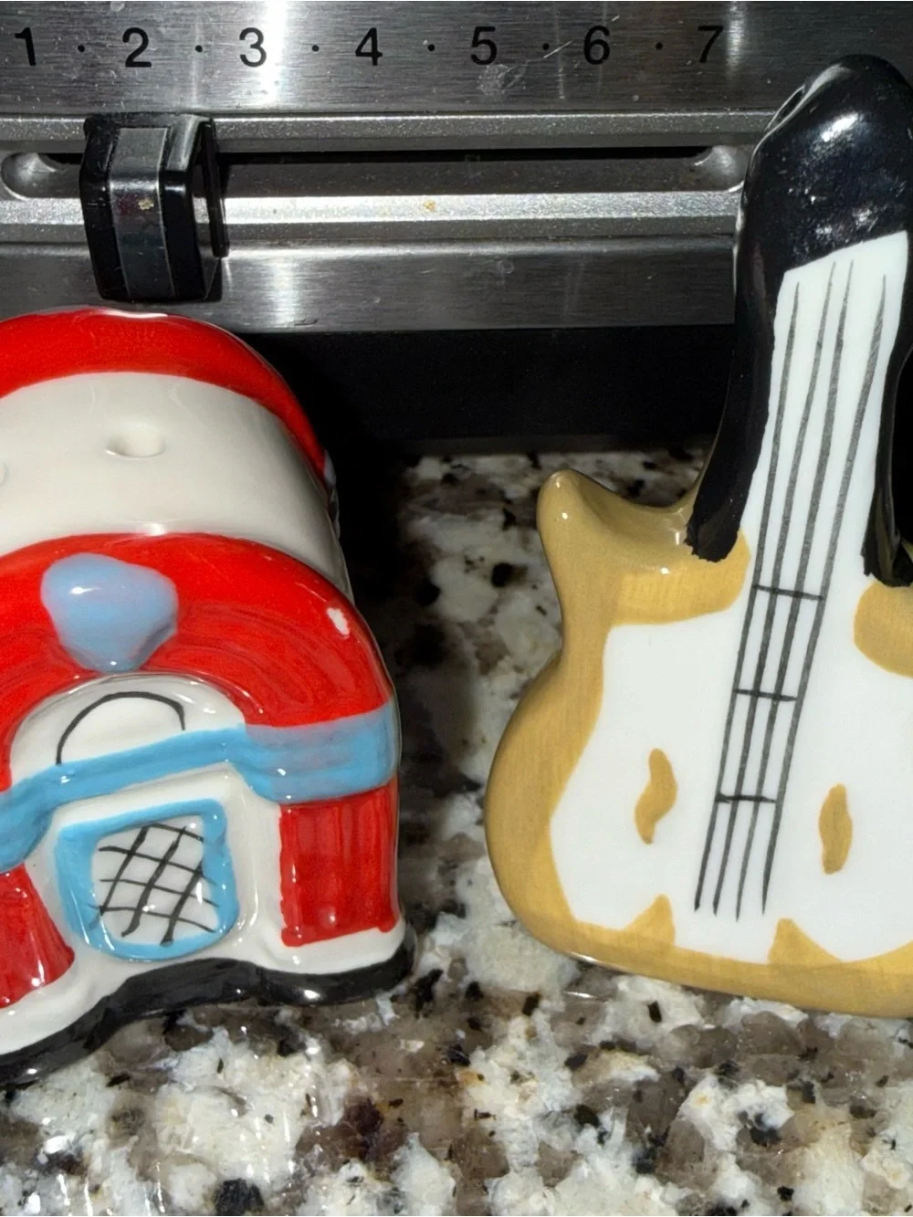 NWT jukebox and guitar mini salt pepper shakers